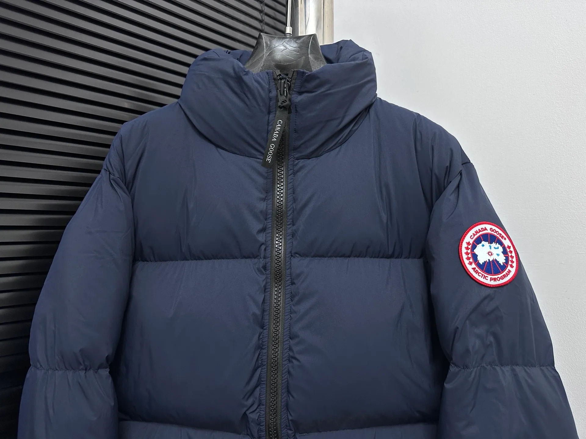 P840 【Canada gooes】Large Goose Sleeve Stand Collar Down Jacket Lawrence down jacket provides basic protection for daily adventures. Delicately soft fabric, this is a water-repellent fabric that is soft to the touch yet durable. Filled with extremely fluffy white duck down. This piece has a quilted body and structured down. Padded collar and reflective double-stripe grip tape. Extended hem and tucked-in inner rib-knit cuffs. Size: XS-2XL